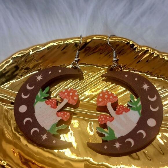 New Wooden moon phase mushroom boho fun whimsical earrings lunar celestial - Picture 4 of 9
